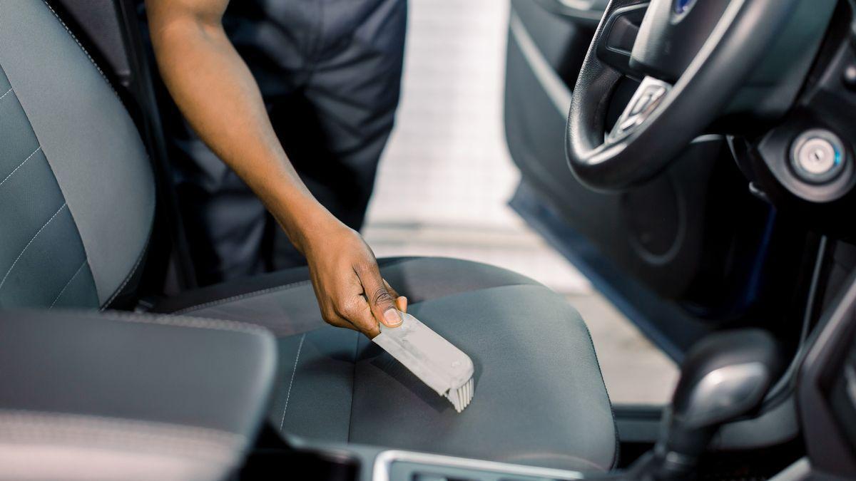 Cómo limpiar la tapicería del coche