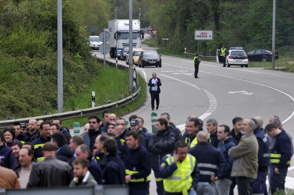 Los trabajadores de Thyssenkrupp en Mieres cortan la carretera