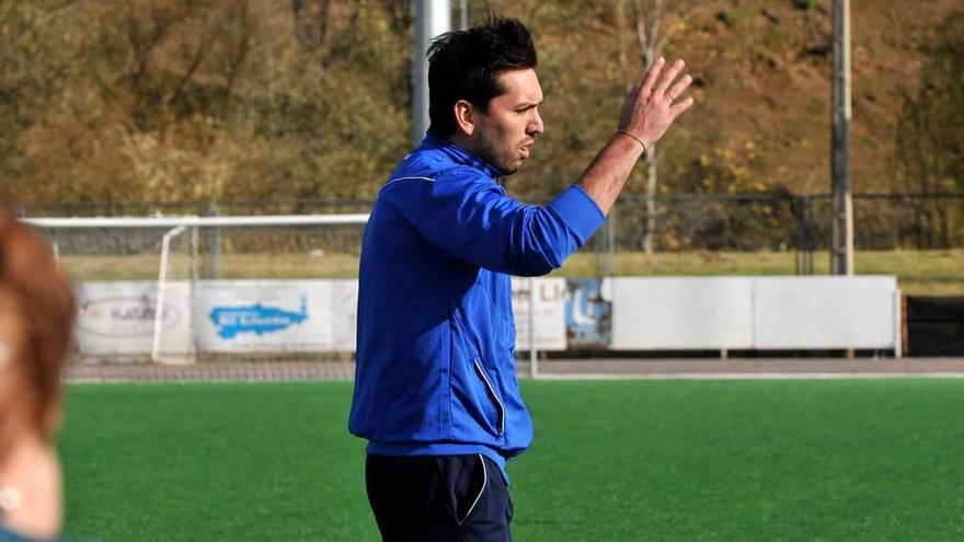 Hernán Pérez imparte instrucciones durante un partido del Langreo.