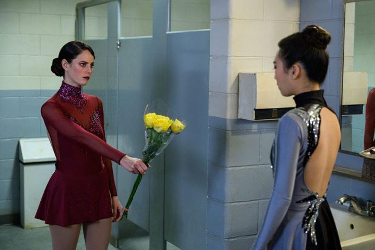 Kaya Scodelario y Amanda Zhou en 'Spinning out'