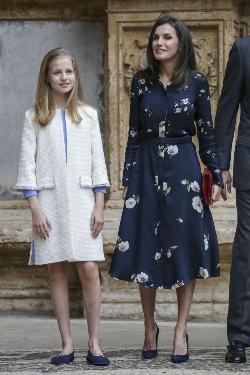 La Princesa Leonor y la Reina Letizia, ambas con vestidos en la Misa de Pascua