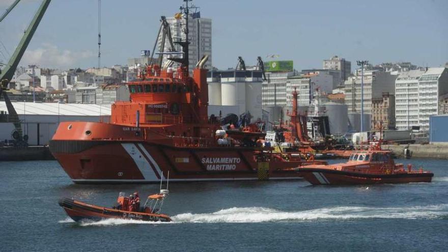 Tres embarcaciones de Salvamento participan en un simulacro en el puerto de A Coruña. // V. Echave