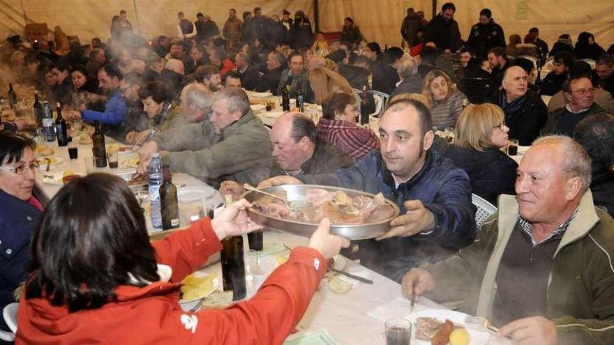 Los asistentes disfrutaron de la velada gastronómica y lúdica bajo una carpa. // Bernabé/Javier Lalín