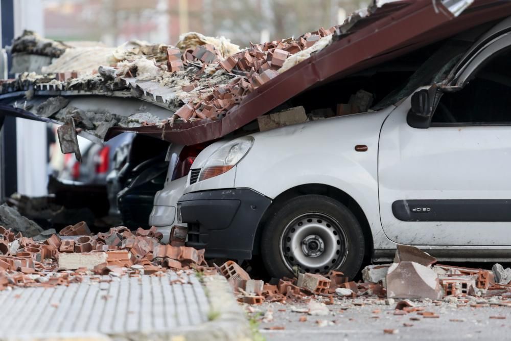 El viento derriba la cubierta de una nave en Avilés que aplasta media docena de coches