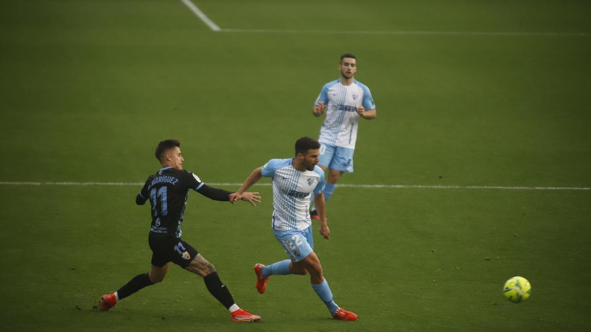 Un momento del partido entre el Málaga CF y el Almería.