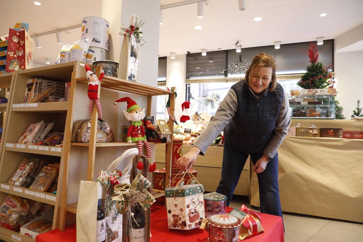 Los comercios de La Calzada animan la Navidad con sus escaparates de concurso (en imágenes)