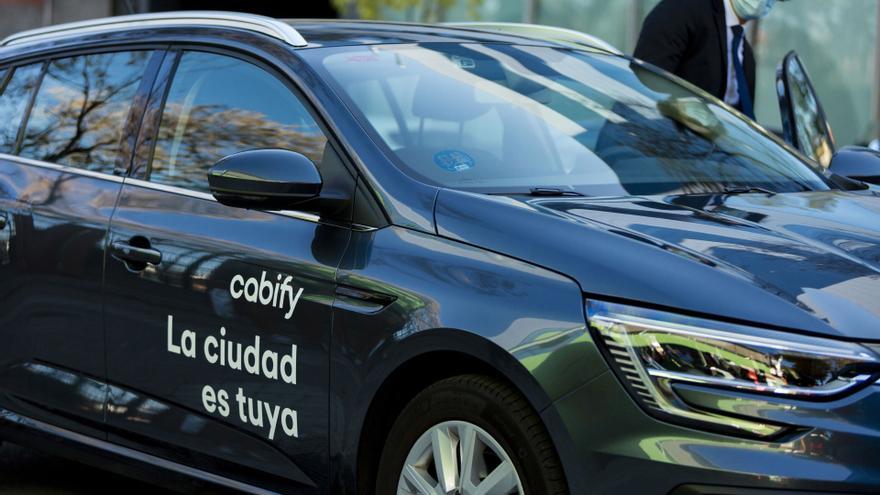 Taxistas y VTC no acercan posturas con la Junta de Andalucía