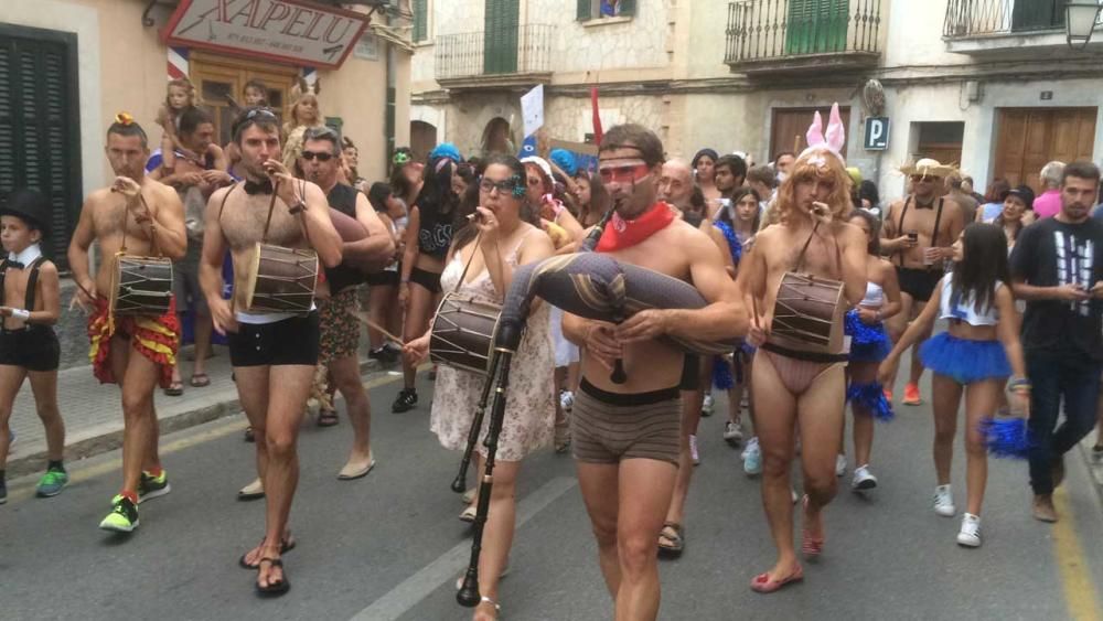 (Fast) nackte Weihnachtsmänner, Hippies, Indianer und Knastbrüder auf Mallorca: Die Teilnehmer am bereits traditionellen Unterwäsche-Lauf in Bunyola am Samstag (17.9.) waren wieder kreativ darin, sich zu verkleiden - wenn auch spärlich.