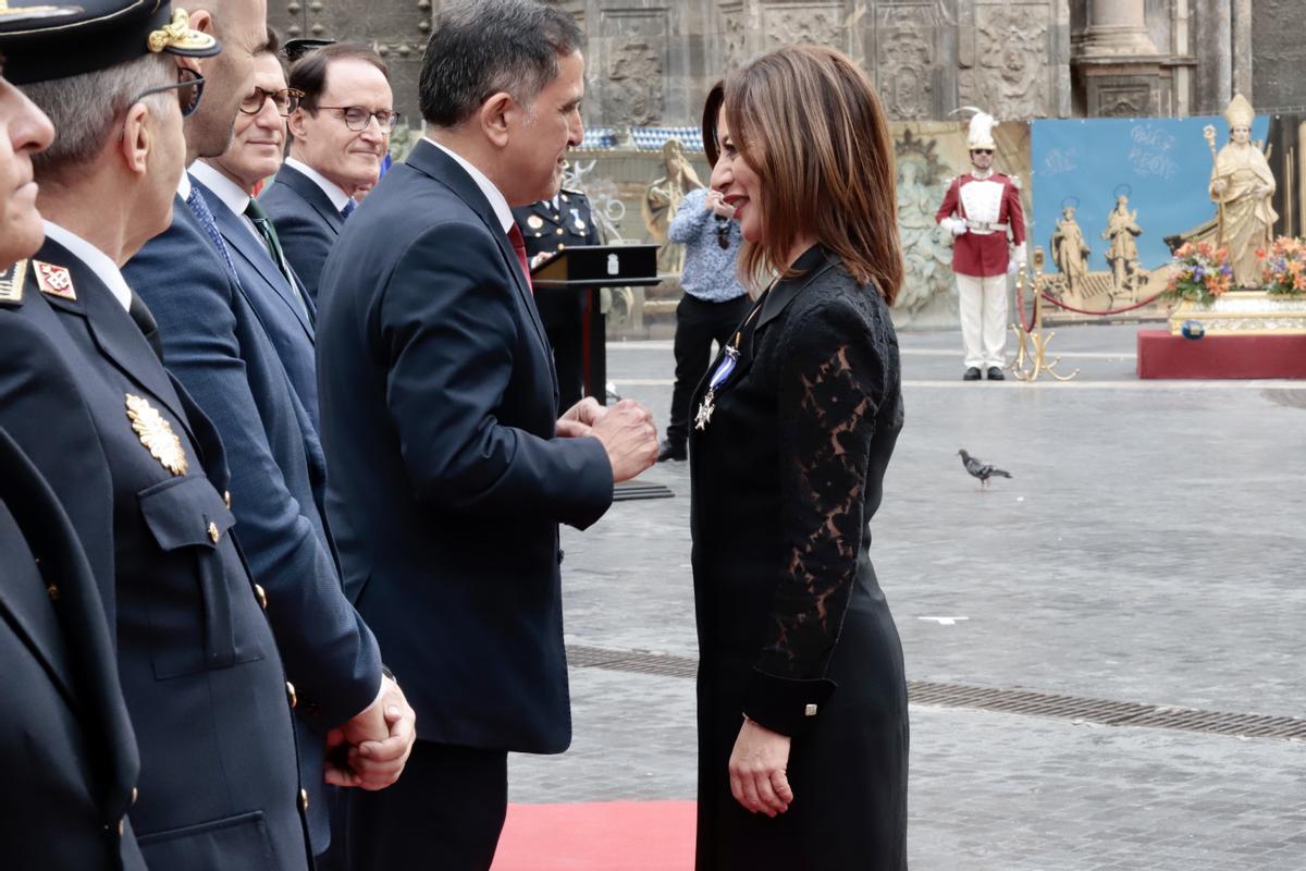 Concha López recibe la distinción de manos del alcalde Serrano y en presencia de Del Riquelme y Manzanera.