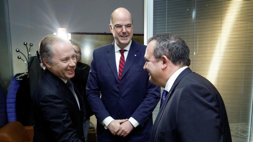 Isaac Pola, a la derecha, saluda a Javier Sesma, responsable del centro de I+D de Thyssen en Gijón, ante Donatus Kaufmann, miembro de la alta dirección de la multinacional alemana.