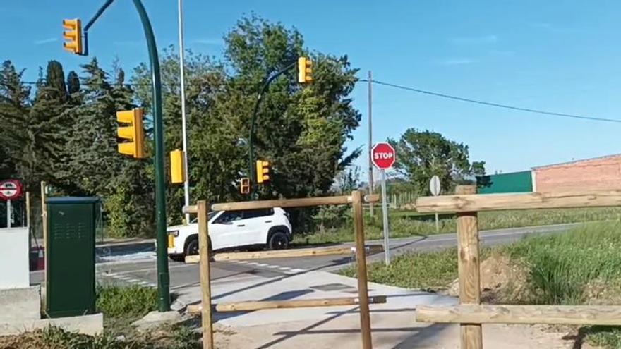 VÍDEO | La transitada C-31 incorpora un semàfor entre Figueres i Vilamalla al Pont del Príncep per al pas de ciclistes