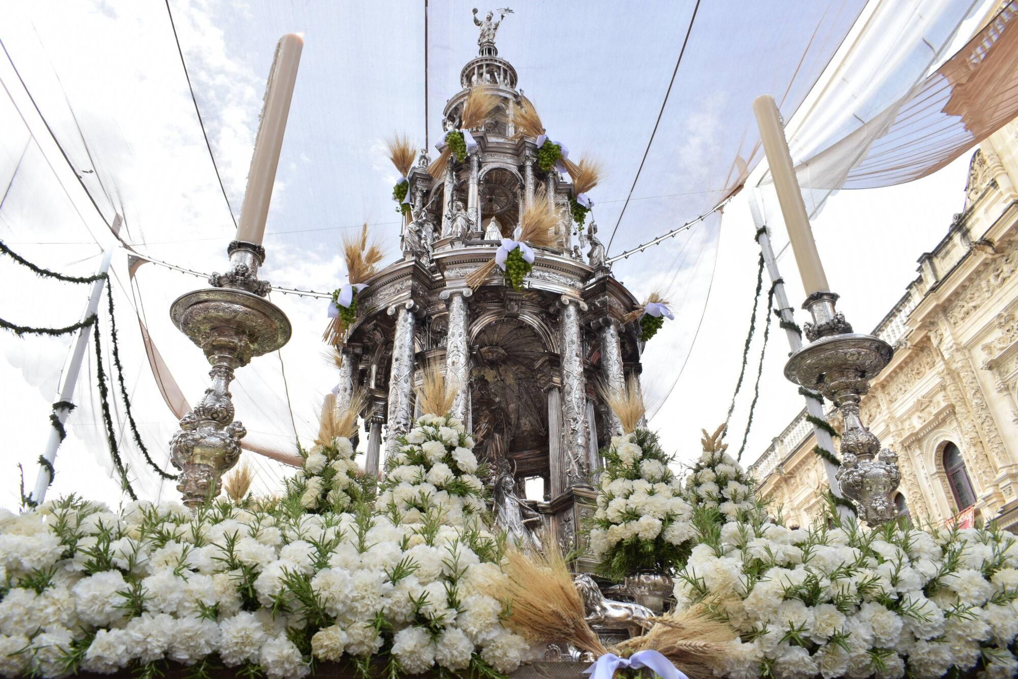 Paso de paso de la Custodia de plata con el Santísimo durante la procesión del Corpus de Sevilla