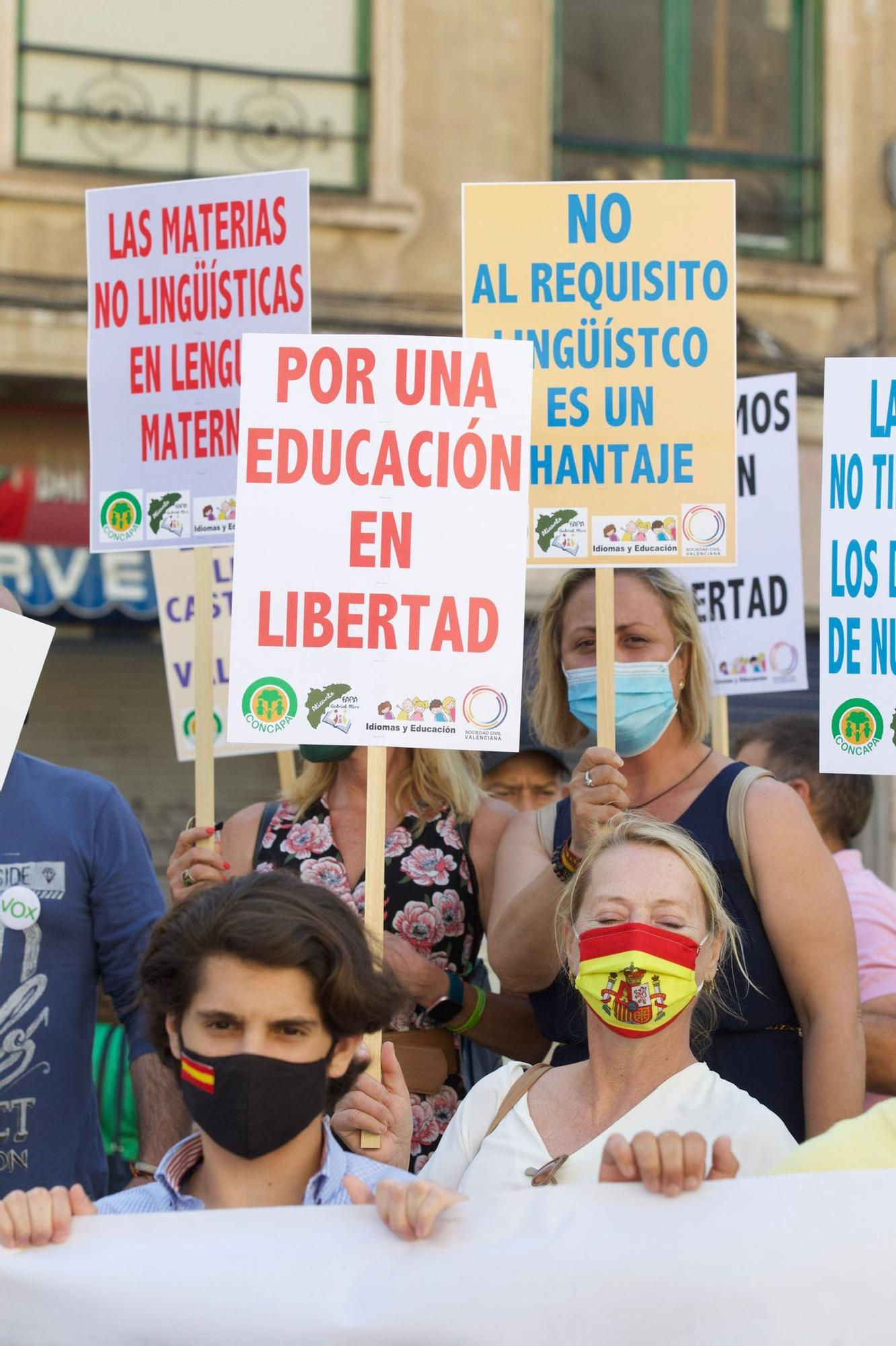 Cerca de 200 personas cargan en Alicante contra la Ley de Plurilingüismo