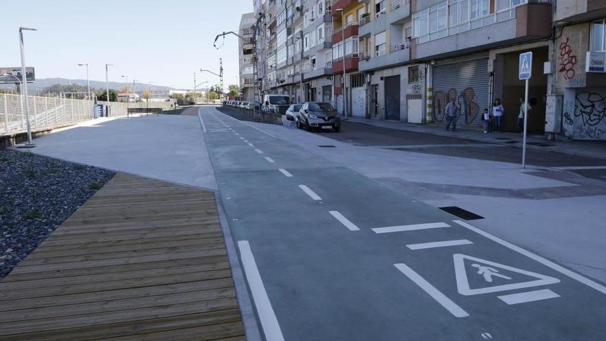 El motorista atravesó la pasarela peatonal de Mestre Chané para tratar de huir de la policía. // Alba Villar