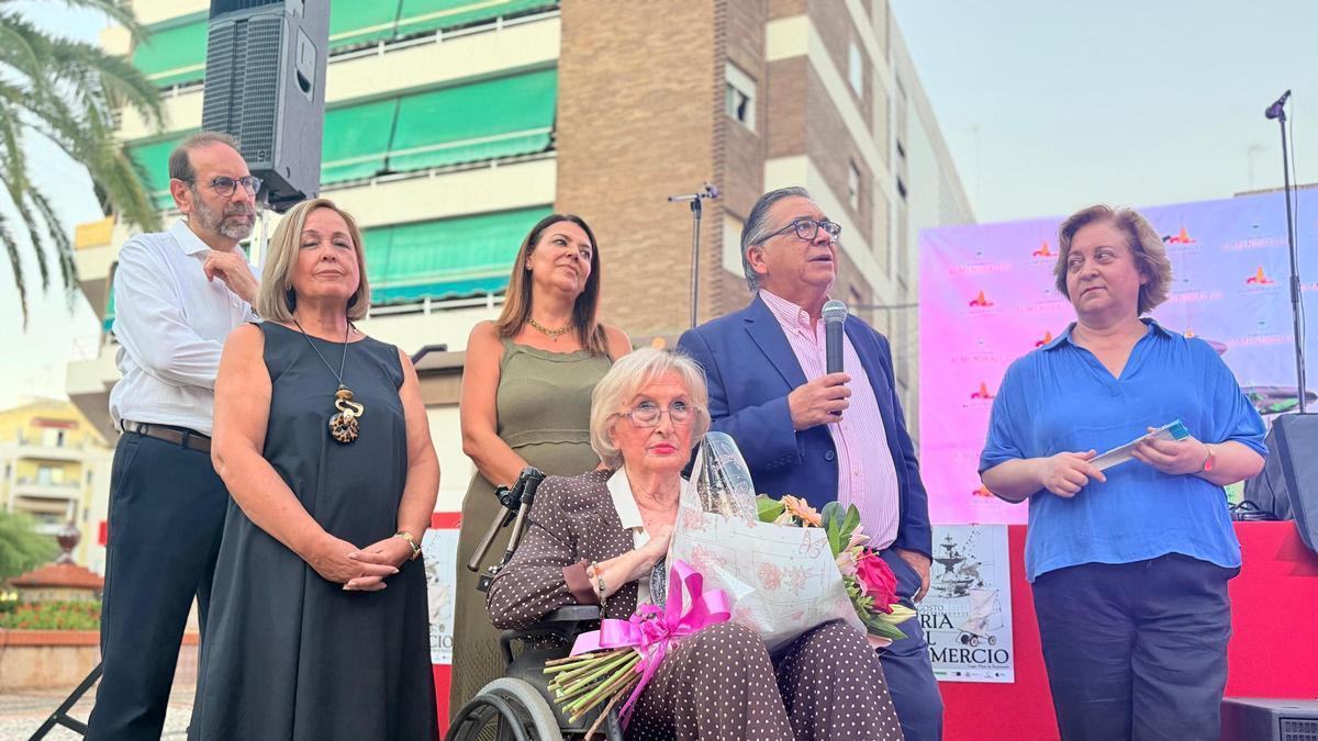 Bely, en el centro en silla de ruedas, junto al alcalde y representantes de Asemce y Ceal.