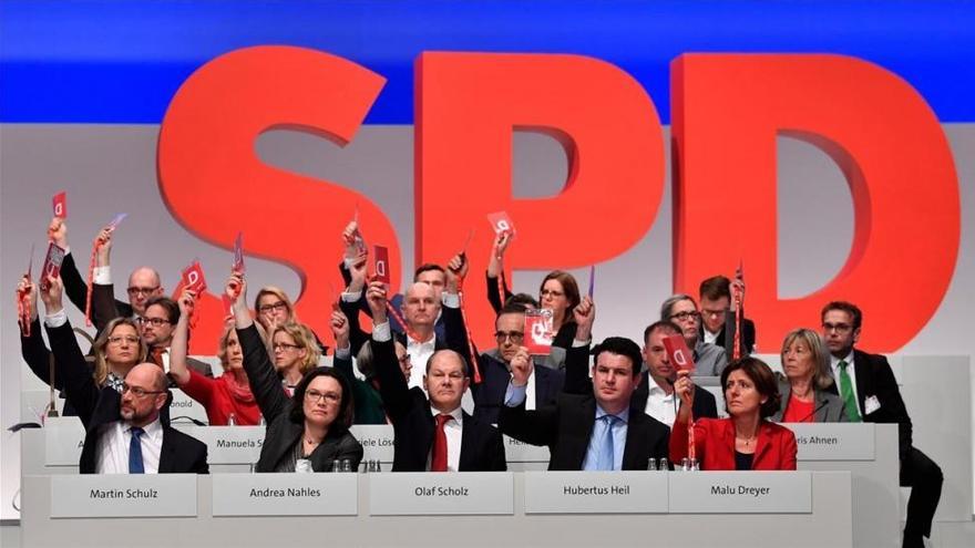 Los socialdemócratas alemanes aprueban negociar un nuevo Gobierno con Merkel
