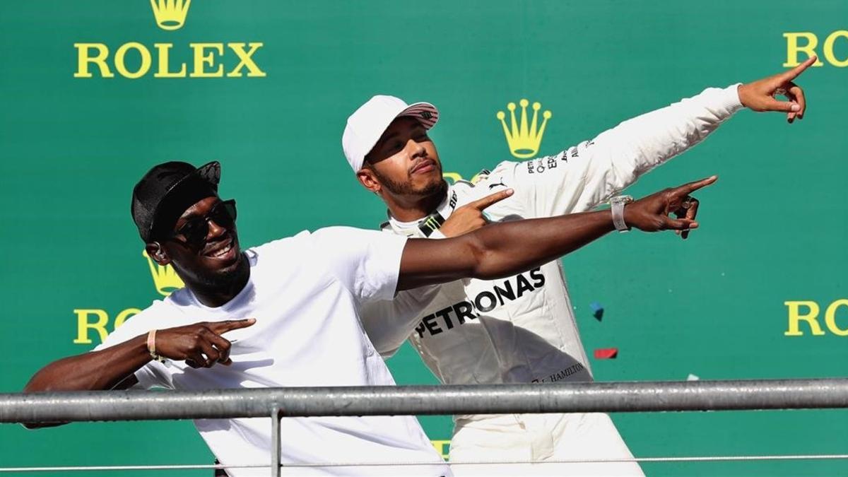 Dos campeones, Usain Bolt y Lewis Hamilton, en el podio del GP de Inglaterra de F-1.