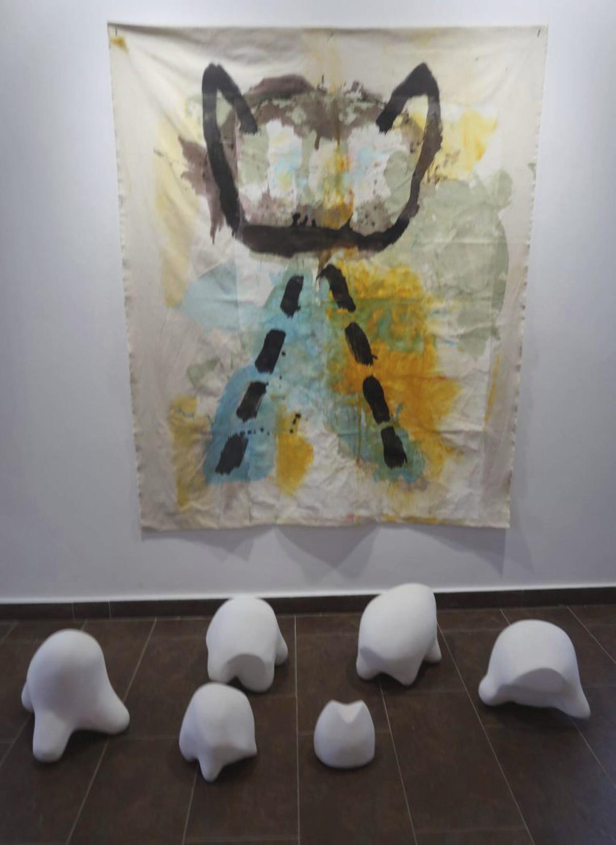 Los artistas Victor Spinelli y Lindsey Nobel ante sus obras.