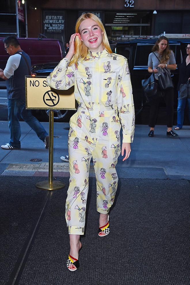 Elle Fanning se une a la tendencia del pijama urbano
