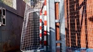 La portería que provocó la muerte del menor, en un rincón del pabellón deportivo de Ordal.