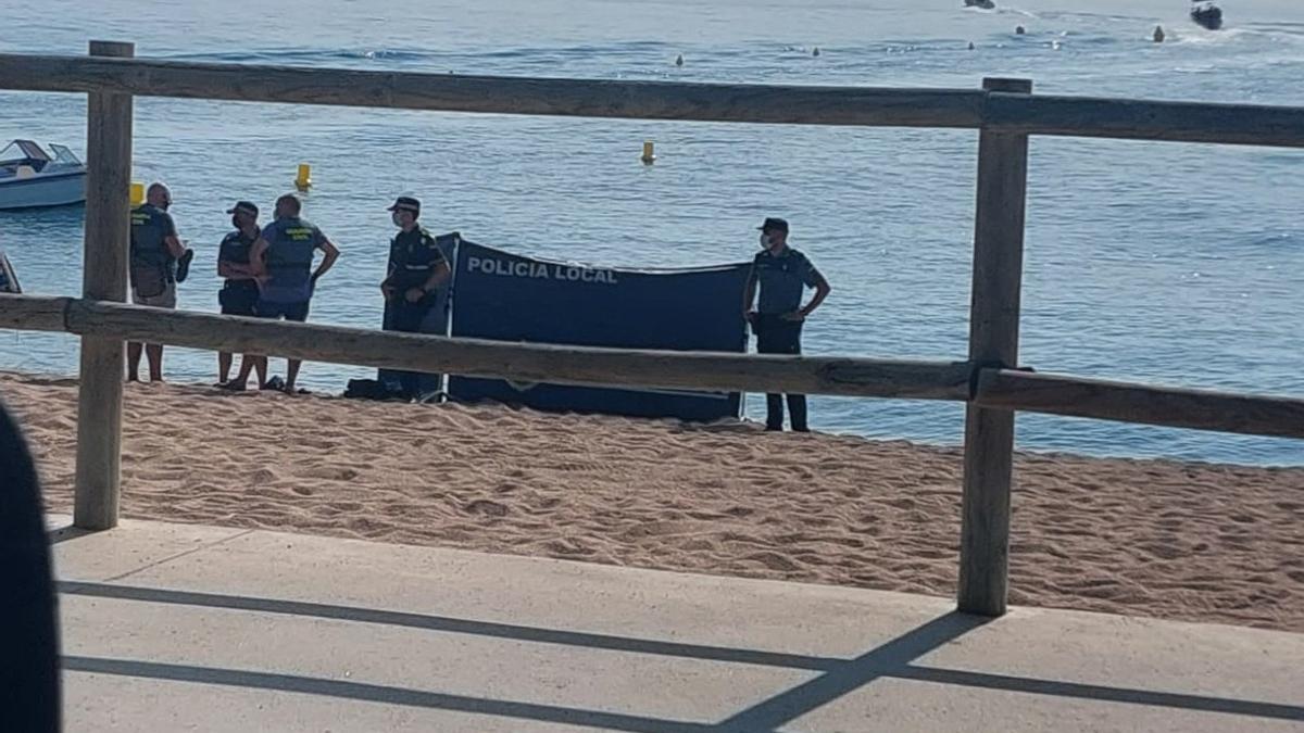 Els efectius policials a la platja de Blanes on ha mort un banyista