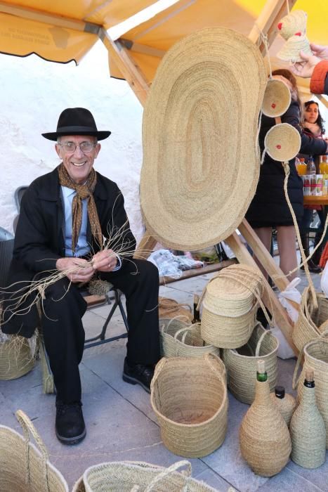 El sol que lució ayer en Santa Eulària permitió celebrar la feria de artesanía que había sido suspendida la semana pasada