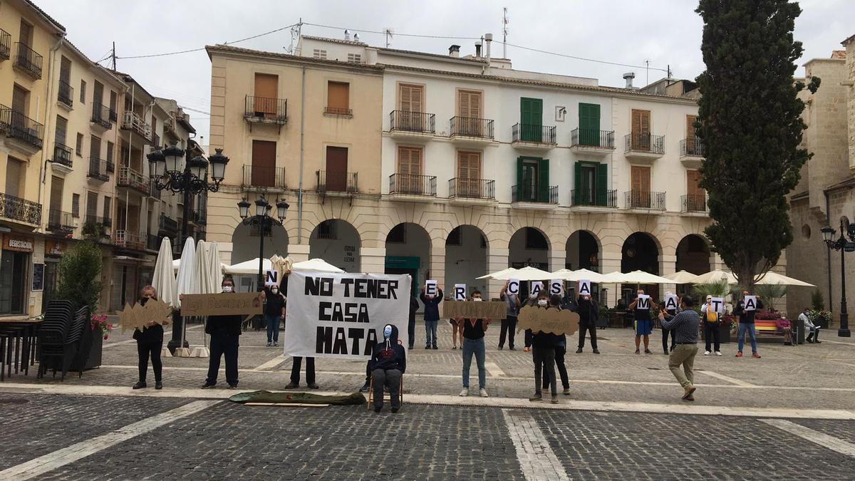 Acto para visibilizar a las personas sin hogar, en Gandia, esta mañana