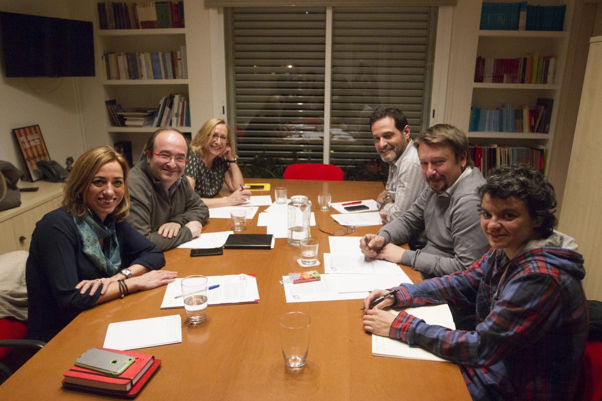 GRA394. BARCELONA, 04/02/2016. -Los diputados PSC, Carme Chacón (i), Miguel Iceta (2i) y Assumpta Escarp (3i) y los diputados en el Congreso de En Comú Podem Lucia Martín (d) , Xavier Domènech (2d) y Josep Vendrell (3d) durante la reunión que han mantenido hoy en la sede de los socialistas catalanes para compartir diagnósticos y análisis de la actualidad política . EFE/ Quique García