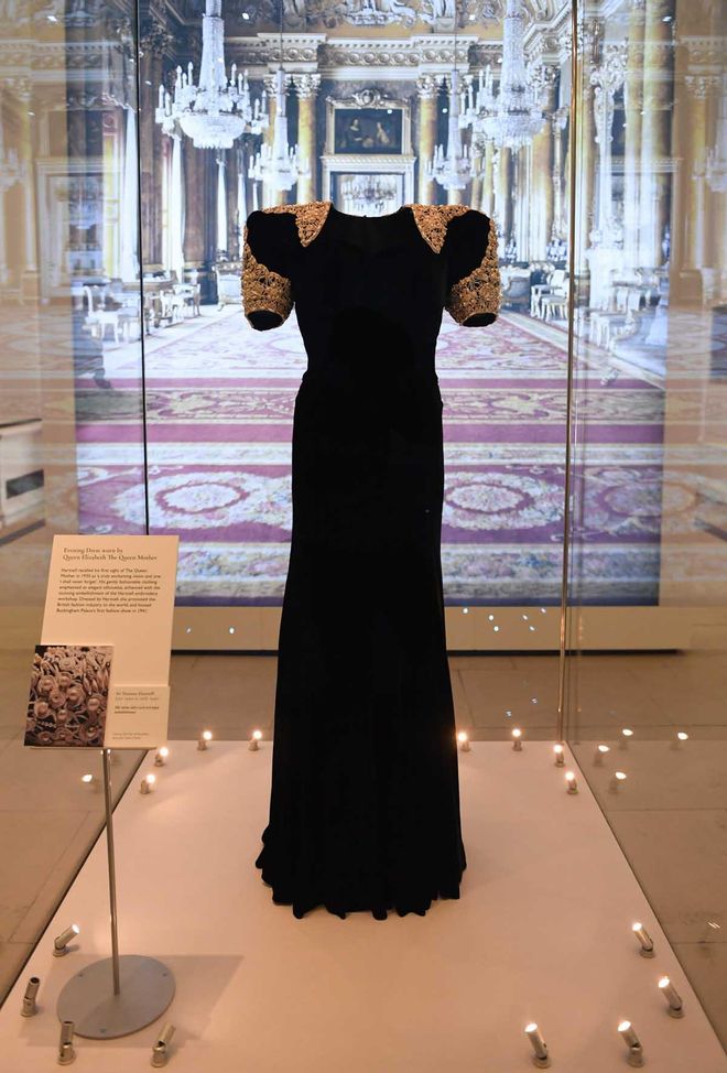 Traje de noche de la Reina Madre
