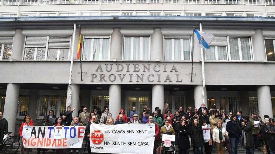 Protesta contra un desahucio ante la antigua sede de la Audiencia Provincial de A Coruña.