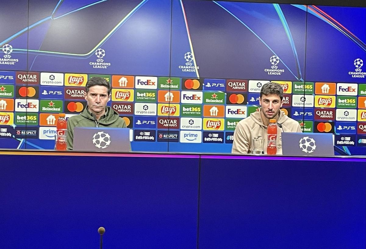 Marcelino García Toral (i), entrenador del Villarreal, y Santi Comesaña (d), en el Signal Iduna Park de Dortmund.