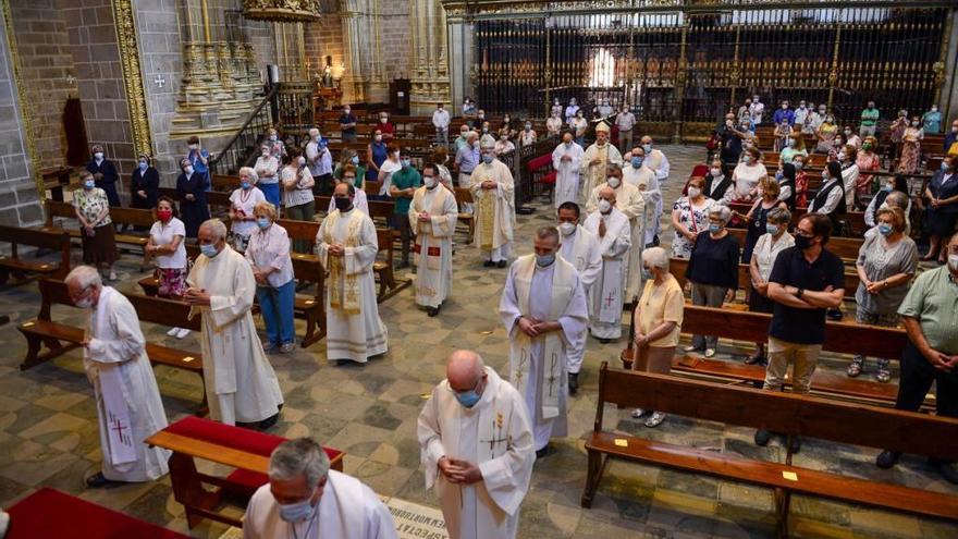 La catedral de Plasencia se &#039;llena&#039; por el aniversario de la ordenación del obispo