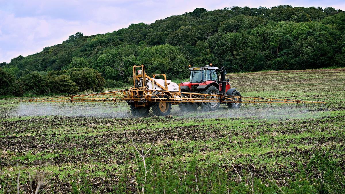 Un tractor realizando tareas de fumigación.