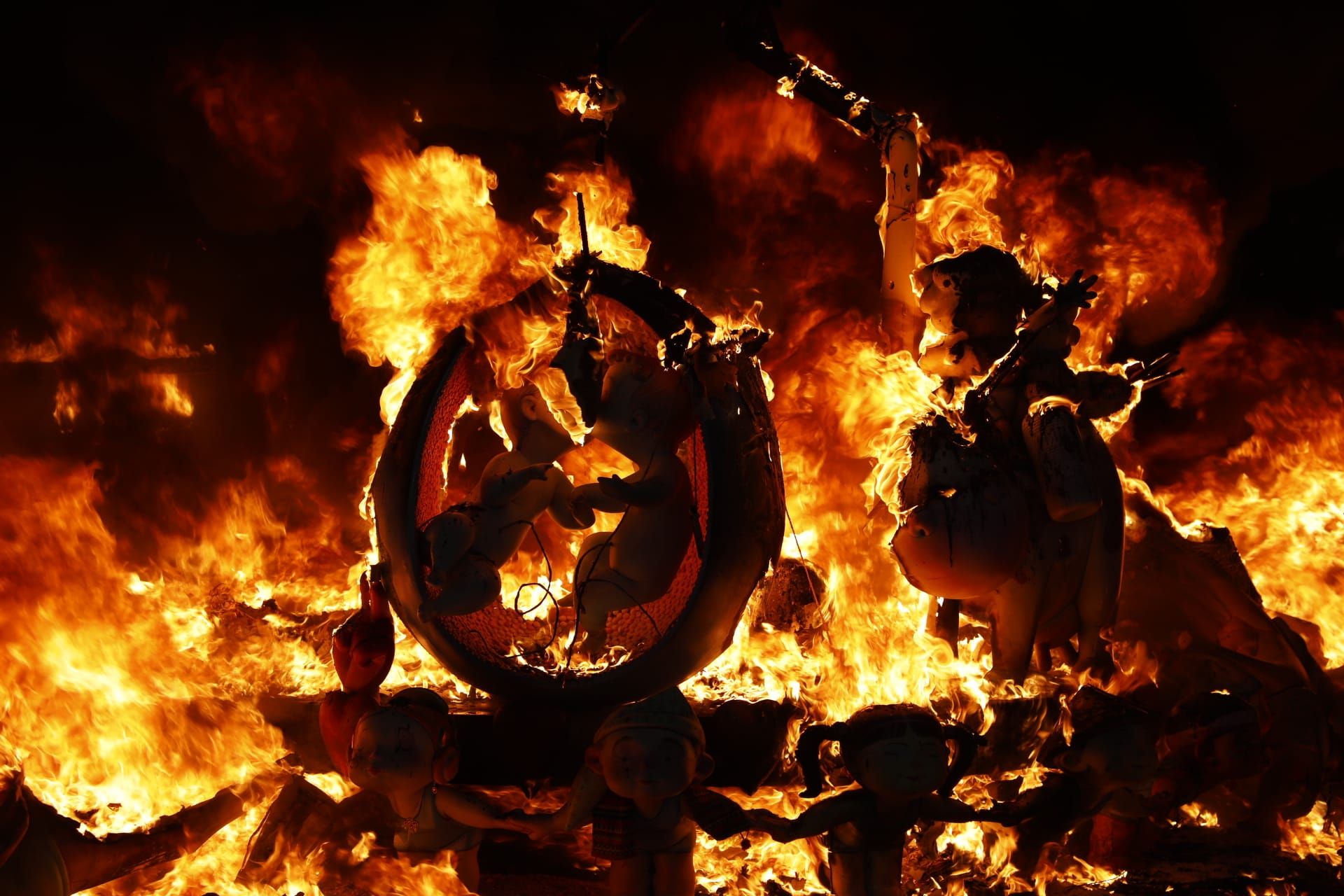 Así ha sido la Cremà de la falla Convento Jerusalén - Matemático Marzal