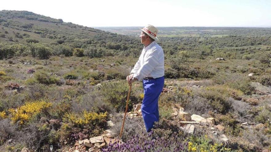 Un vecino observa la sierra de Carpurias en el término de Santa María de la Vega.