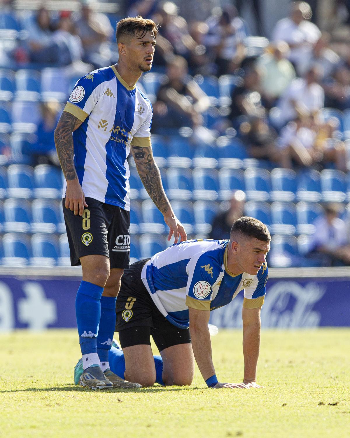 Víctor Villacañas, de pie, junto a Jack Harper, en el José Rico Pérez con la camiseta del Hércules.