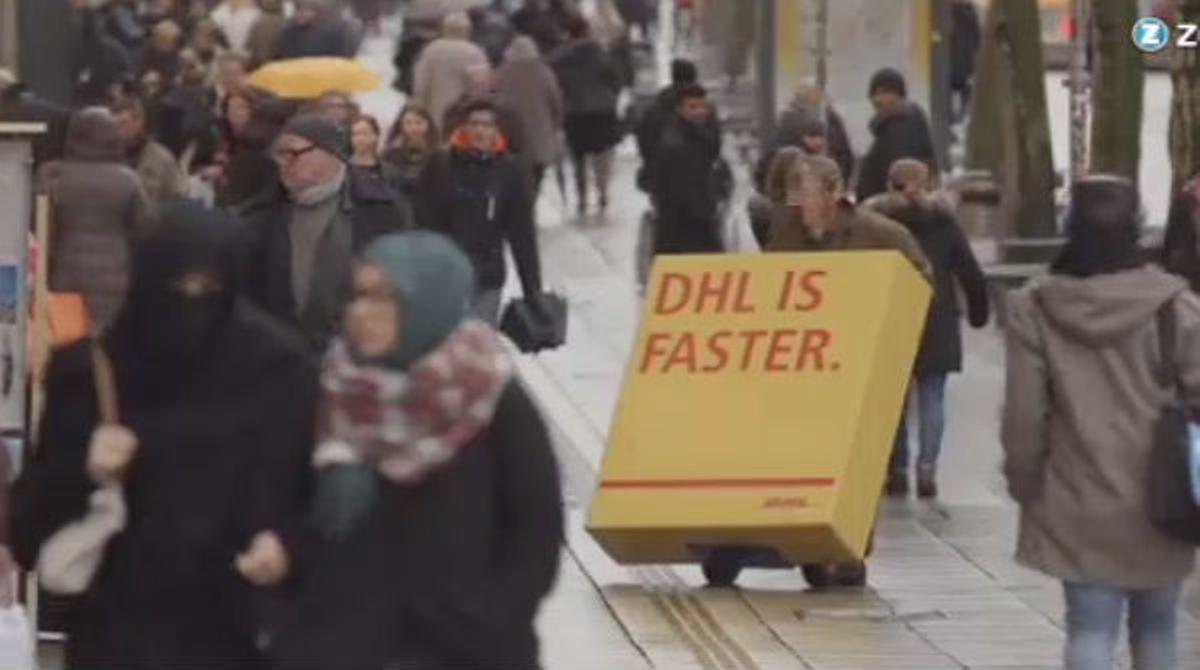 Acció publicitària de màrqueting directe de l’empresa DHL.
