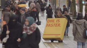 Acció publicitària de màrqueting directe de l’empresa DHL.