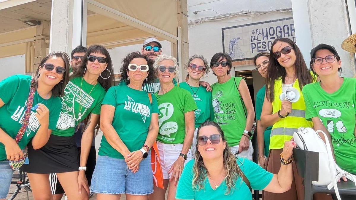 Los profesores de la Safor se manifiestan frente al presidente de la Generalitat antes de la comida de la cofradía de pescadores de Gandia