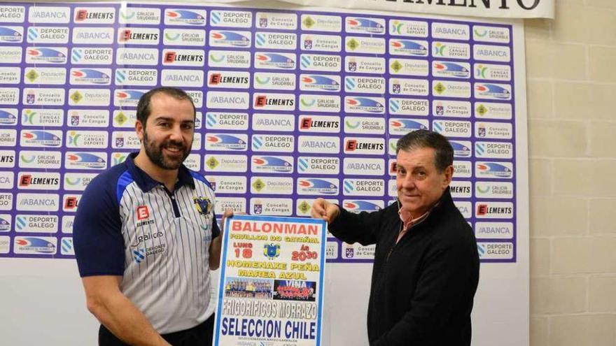 Óscar Fernández y Manuel Camiña con el cartel que anuncia el partido. // Gonzalo Núñez