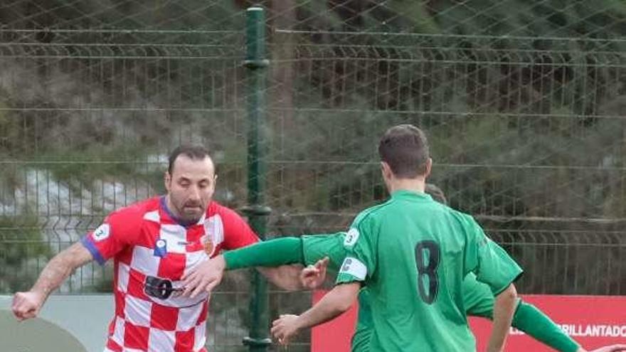 Aitor Hervás controla el balón en el duelo ante el Universidad de la primera vuelta.