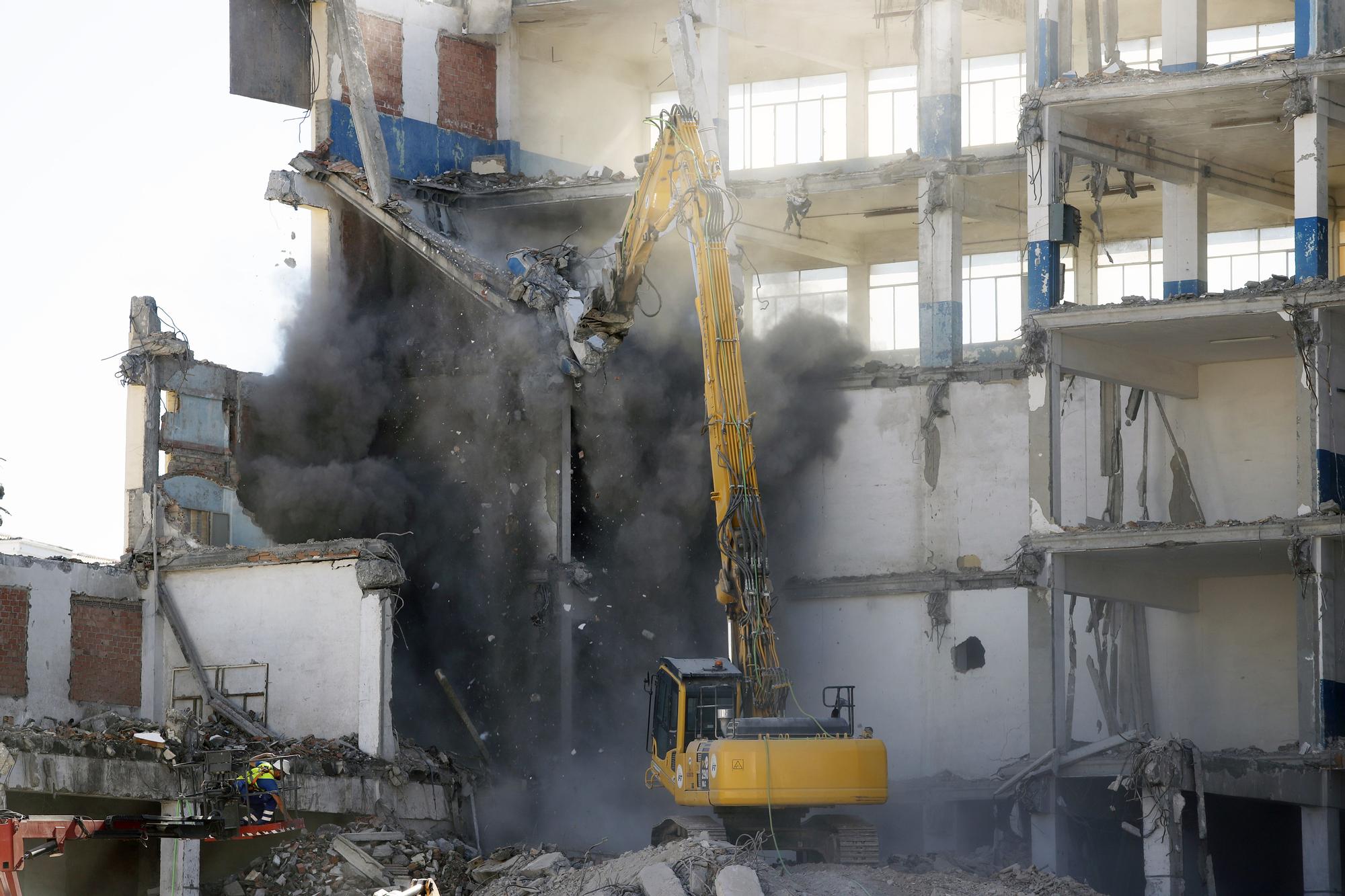 Demolición del antiguo edificio de la Flex en la Carretera de Cádiz.