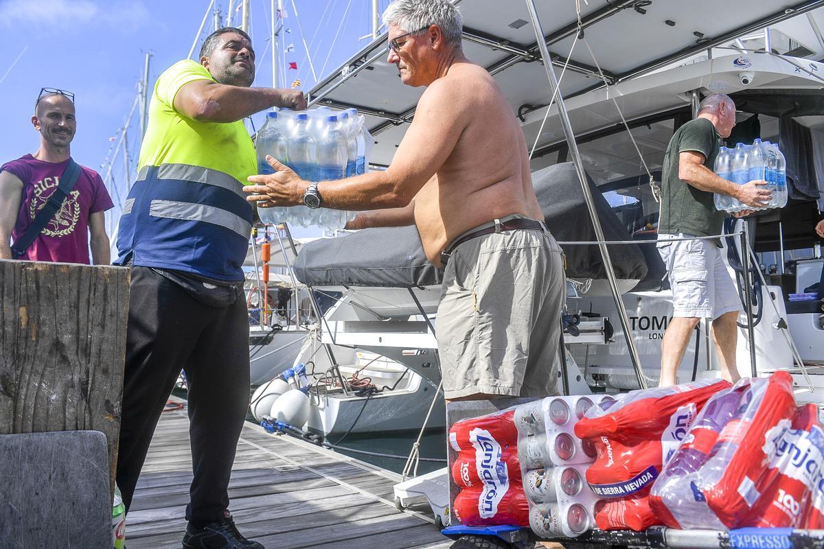 Los regatistas han adquirido en la Isla las provisiones para la travesía