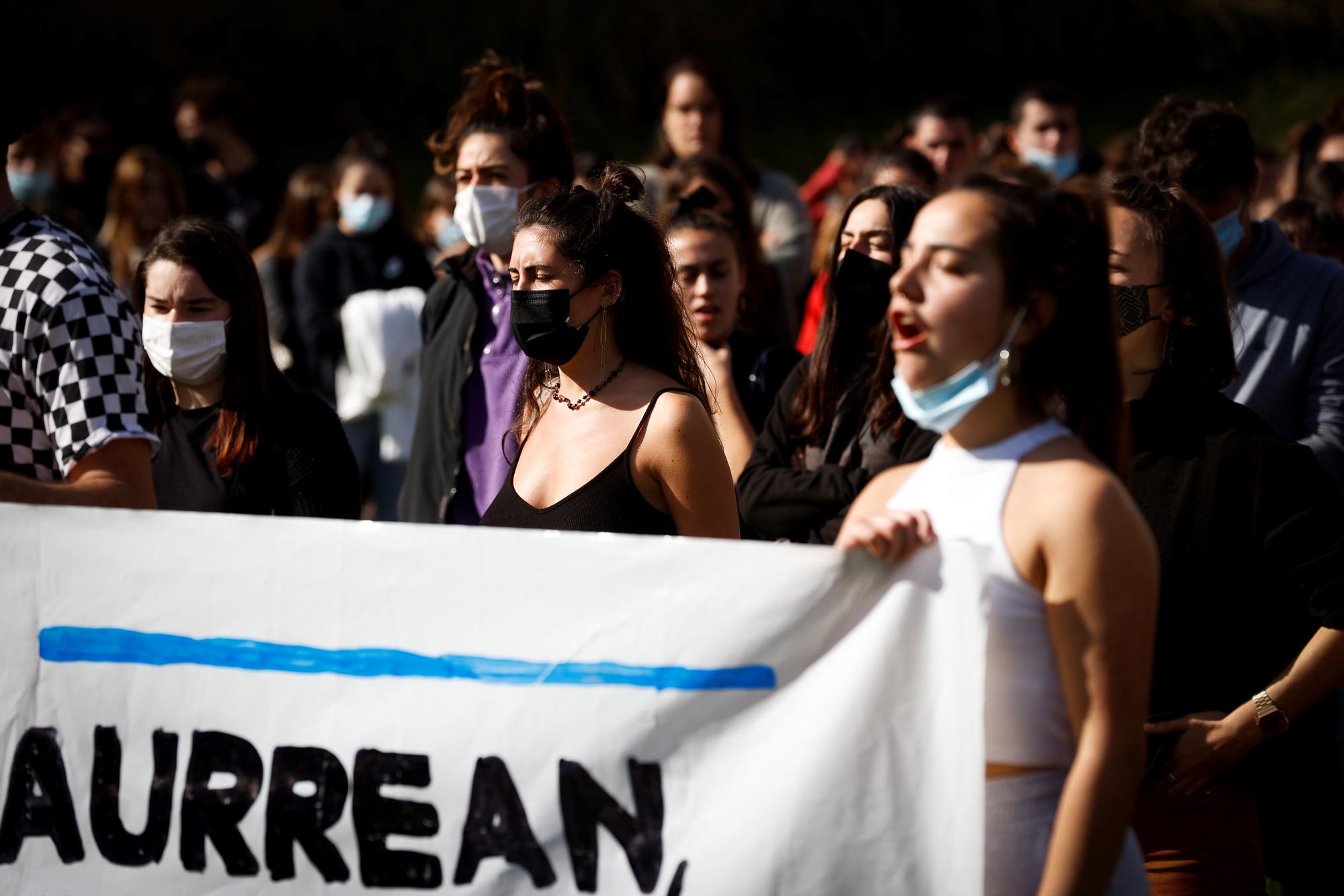 Los estudiantes de la UPV durante la protesta este lunes contra un profesor.