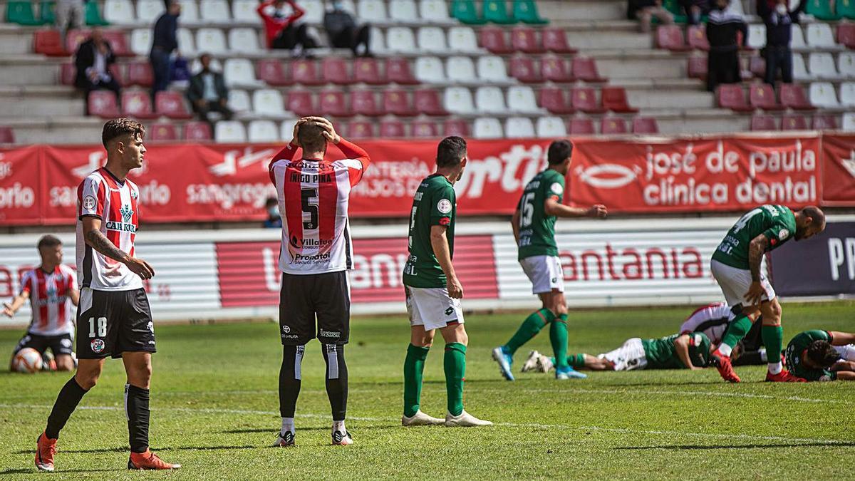 El equipo se desespera tras el gol del Ferrol. | Emilio Fraile