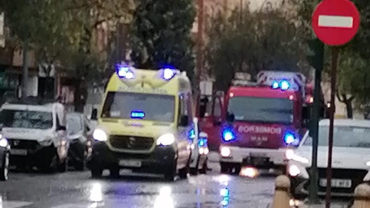 Ambulancia y bomberos en la plaza de Colón de Córdoba, donde una falsa alarma ha movilizado a los servicios de emergencia