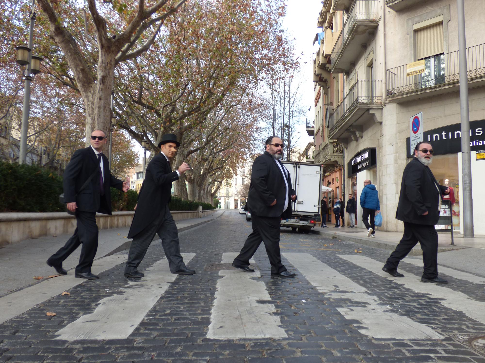 L'Home dels Nassos i els seus guardaespatlles es passegen per Figueres