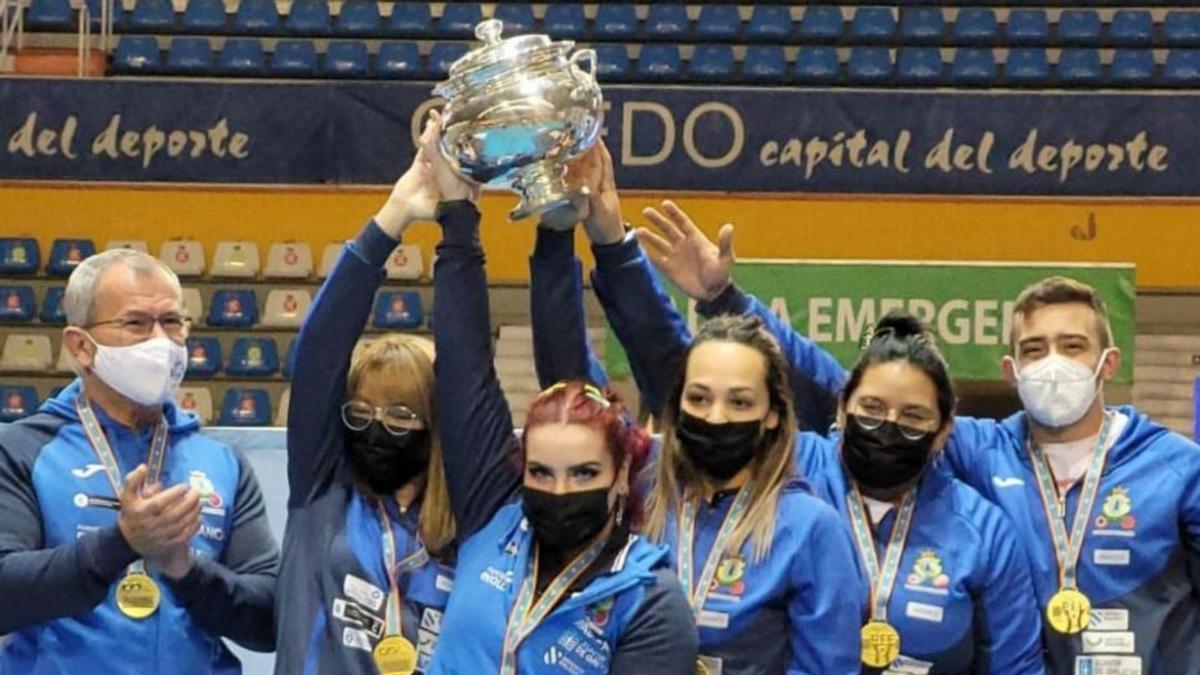 El equipo femenino del CH Coruña levanta la Copa de la Reina. |  // LA OPINIÓN