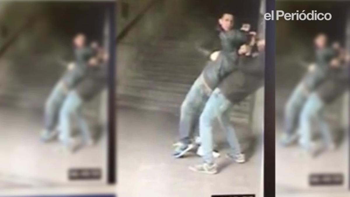 Grabación que muestra un atraco del ’mataleón’ en el metro de Madrid. 