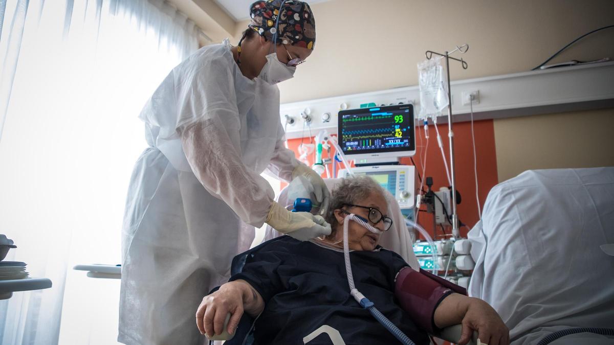 Una mujer ingresada por coronavirus en Francia.